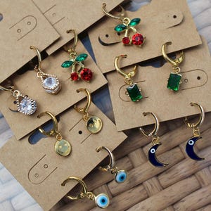 Pendientes de aro con dijes chapados en oro de 14k: Ojo turco, piedra lunar, cereza