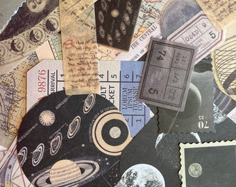 Può includere: Una collezione di effemeridi vintage con immagini celesti, tra cui pianeti, stelle e lune. Le effemeridi sono stampate su diversi tipi di carta, tra cui marrone, crema e nero. Alcune delle effemeridi includono testo, come "La teoria centrale del sistema solare" e "Saturno illuminato dai suoi anelli".