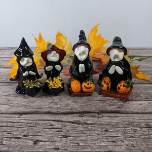 Ceramic miniature Halloween witches, Little Witches with pumpkin or cauldron, Halloween pottery decorations, Fun and spooky mini sculpture