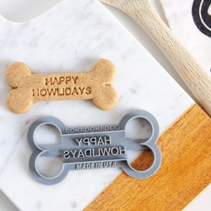 Happy HOWLIDAYS Christmas Dog Cookie Cutter, Bone Shaped Biscuit Stamp, Homemade Pet Treat, Holiday Gift, Funny Dog Gift, Christmas Dog Gift