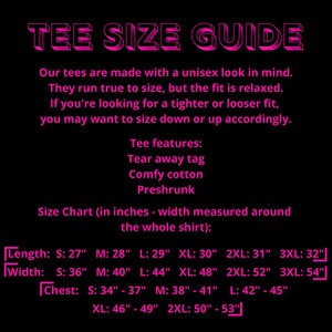 Puede incluir: Una gu&iacute;a de tallas de camiseta rosa y negra con medidas en pulgadas. La gu&iacute;a incluye medidas de longitud, ancho y pecho para las tallas S, M, L, XL, 2XL y 3XL.