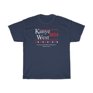 Puede incluir: Una camiseta azul marino con el texto "Kanye West 2024" en rojo y blanco. La camiseta tambi&eacute;n presenta una l&iacute;nea de estrellas y la cita "Ning&uacute;n hombre deber&iacute;a tener todo ese poder." (A menos que sea yo.)"