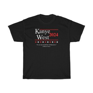 Puede incluir: Camiseta negra con texto blanco que dice "Kanye West 2024" y una fila de estrellas rojas. El texto debajo de las estrellas dice "Ning&uacute;n hombre deber&iacute;a tener todo ese poder." (A menos que sea yo.)
