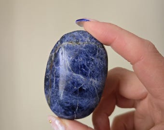 Piedra de palma de sodalita: cristal curativo de color azul profundo, ideal para meditación.