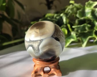62 mm Achat & Quarz Kugel: Polierte Kristallkugel, natürliche Muster
