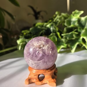51 mm Amethyst Kugel mit Kristallhöhle, Heilstein, spirituelle Energie, Wohndeko, Kristalldeko, Amethyst Kugel, Kristall Heilkugel