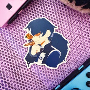 Peut inclure: Un autocollant représentant un personnage de style anime avec des cheveux bleu foncé et des lunettes teintées orange. Le personnage porte un uniforme bleu foncé et tient un petit oiseau. L'autocollant a une bordure blanche.