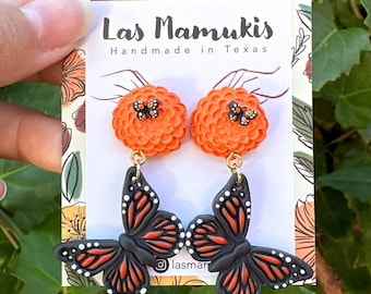 Monarcas con Flor de Cempasuchil pintadas a mano / Pendientes Dia de los Muertos / Pendientes de arcilla polimérica hechos a mano / Herencia Hispana
