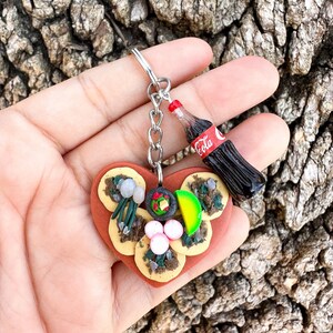 Llavero con forma de corazón de la Orden de Tacos / Llavero de comida mexicana / Accesorio para tacos / Llavero de arcilla polimérica hecho a mano / Regalo para amantes de los tacos / Comida en miniatura