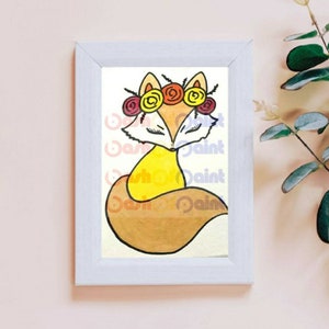 K&ouml;nnte beinhalten: Ein Aquarellbild eines Fuchses, der eine Blumenkrone tr&auml;gt. Der Fuchs ist gelb mit einem braunen Schwanz und sitzt mit geschlossenen Augen. Die Blumen in der Krone sind rot, orange und gelb.
