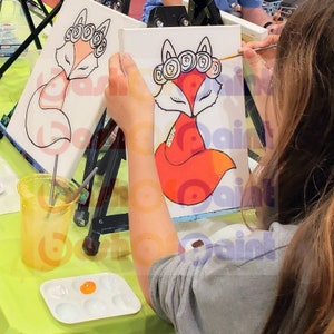 K&ouml;nnte beinhalten: Zwei Leinw&auml;nde mit Fuchs-Gem&auml;lden. Ein Fuchs ist wei&szlig; mit einer rosa Nase und einer Blumenkrone. Der andere Fuchs ist orange mit einer Blumenkrone und einer rosa Nase. Eine Person malt den orangefarbenen Fuchs.