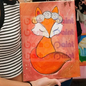 K&ouml;nnte beinhalten: Eine handgemalte Leinwand mit einem Fuchs, der eine wei&szlig;e Blumenkrone tr&auml;gt. Der Fuchs ist orange mit einer wei&szlig;en Brust und einem eingerollten Schwanz. Der Hintergrund ist hellorange.