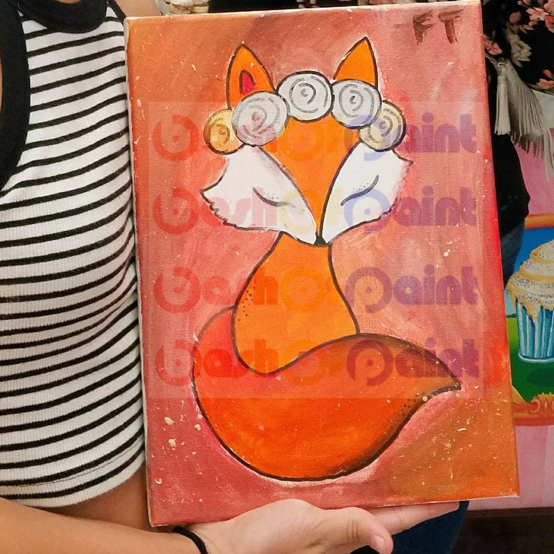 K&ouml;nnte beinhalten: Eine handgemalte Leinwand mit einem Fuchs, der eine wei&szlig;e Blumenkrone tr&auml;gt. Der Fuchs ist orange mit einer wei&szlig;en Brust und einem eingerollten Schwanz. Der Hintergrund ist hellorange.