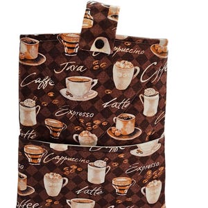 Peut inclure: Manchon à café matelassé marron avec un motif répété de tasses à café, de grains de café et de mots liés au café comme "Java", "Latte" et "Cappuccino". Le manchon a un rabat avec une fermeture à bouton.