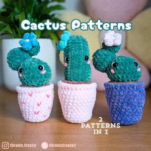 Puede incluir: Tres cactus de ganchillo hechos a mano en macetas rosas y azules. Los cactus son de color verde azulado con caras sonrientes y pequeños detalles florales. La imagen incluye el texto "Cactus Patterns" y "2 Patterns in 1".