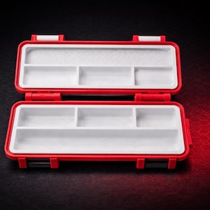 Può includere: Custodia portaoggetti in plastica rossa aperta con scomparti interni bianchi. La custodia è rettangolare con coperchio incernierato e chiusure di sicurezza. Progettata per organizzare piccoli oggetti.