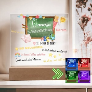 Op de afbeelding: Een gepersonaliseerd verlicht bord met een krijtbordachtergrond en kleurrijke illustraties. Het bord zegt "Vanessa, je bent eerste klas, veel plezier, geloof in jezelf, wees nieuwsgierig, je bent gewoon geweldig, je kunt alles, reik naar de sterren, geef alles - geef het alleen niet op".