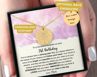 Puede incluir: Un collar de oro con un colgante de mapa de estrellas personalizado en una caja de regalo negra. La caja tiene un fondo rosa y morado con un mensaje que dice: "¡A una hija maravillosa en tu 21 cumpleaños! ¡Siempre has sido una estrella brillante! Que siempre creas en la belleza de tus sueños y sigas tu corazón. Tu futuro es tan brillante y hermoso como tú. Aférrate a tus sueños, y te llevarán a donde debes estar. Recuerda siempre que eres más VALIENTE de lo que crees, más FUERTE de lo que pareces, más INTELIGENTE de lo que piensas y más AMADA de lo que hay estrellas en el cielo. Con amor, Mamá"