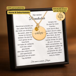 Può includere: Una tazza di ceramica bianca con manico nero e la scritta "But First, Coffee" in nero, con un carattere a mano. La tazza è su una superficie bianca.