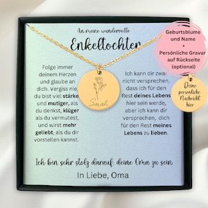 May include: A gold necklace with a round pendant featuring a rose and the name "Sarah". The pendant is in a box with a message that reads "An meine wundervolle Enkeltochter" and "Ich bin sehr stolz darauf, deine Oma zu sein. In Liebe, Oma".