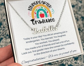 Kindergarten Abschluss Geschenk, Abschluss Geschenk für Mädchen, Grad Geschenk Kindergarten Abschluss Karte, Abschluss Name Halskette Mädchen