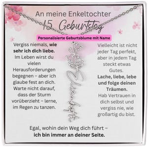 Puede incluir: Un collar plateado con un colgante floral y el nombre "Elizabeth" en escritura cursiva. El collar se presenta en una caja blanca con texto en alemán, incluida la frase "An meine Enkeltochter".