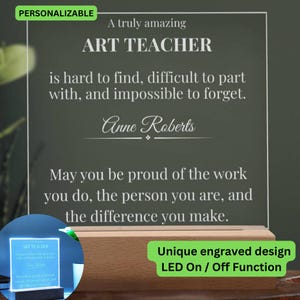 Puede incluir: Placa luminosa LED personalizada con el texto "ART TEACHER" y un mensaje conmovedor. La placa está sobre una base de madera y presenta un diseño grabado con una función LED de encendido/apagado. El texto dice "Un ART TEACHER realmente asombroso..."