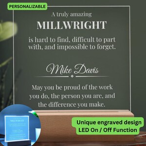 Può includere: Targa in acrilico illuminata e personalizzata con base in legno. Il testo bianco su sfondo scuro include il nome "MILLWRIGHT" e un messaggio. Design inciso unico e funzione di accensione/spegnimento LED.
