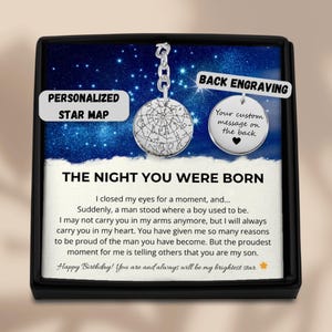 Può includere: Un ciondolo personalizzato con mappa stellare con catena, presentato in una scatola nera. Il ciondolo presenta un design a mappa stellare e il testo "THE NIGHT YOU WERE BORN". La scatola include anche il testo "BACK ENGRAVING" e "Your custom message on the back".