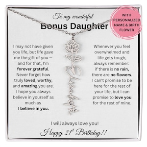 Regalo de cumpleaños número 21 para una hija extra: collar personalizado con nombre de flor de nacimiento y tarjeta con mensaje. Joyas con significado de mamá o papá extra.