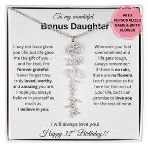 Regalo de cumpleaños número 32 para una hija extra: collar personalizado con nombre de flor de nacimiento y tarjeta con mensaje. Joyas con significado de mamá o papá extra.