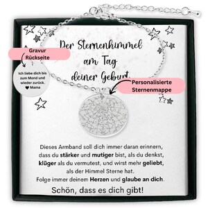 Op de afbeelding: Een zilveren ketting met een ronde hanger met een sterrenkaart. De ketting wordt geleverd in een zwarte doos met een witte kaart waarop staat "Der Sternenhimmel am Tag deiner Geburt. Personalisierte Sternenmappe." De kaart bevat ook een bericht dat luidt "Ich liebe dich bis zum Mond und wieder zurück. Mama."