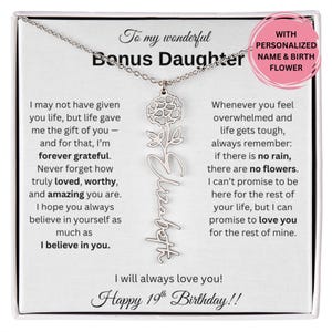 Regalo de 19.º cumpleaños para una hija extra: collar personalizado con nombre y flor de nacimiento y tarjeta con mensaje. Joyas con significado de la mamá o el papá extra.