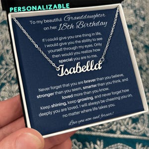 Collar con nombre personalizado y tarjeta para el 18.º cumpleaños de tu nieta. Joyas para adolescentes de parte de tu abuela o abuelo.