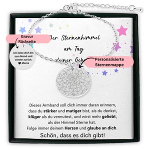 Op de afbeelding: Een zilveren ketting met een ronde hanger met een sterrenkaart. De hanger is bevestigd aan een zilveren ketting. De ketting zit in een zwarte doos met een witte achtergrond. De doos heeft een roze label met de tekst "Gepersonaliseerde sterrenkaart". De tekst op de doos luidt "De sterrenhemel op de dag van je geboorte".