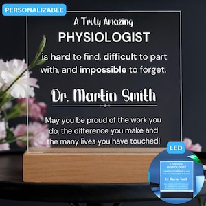 Può includere: Una targa in acrilico personalizzata con un messaggio che recita: "Un FISIOLOGO davvero straordinario è difficile da trovare, difficile da lasciare e impossibile da dimenticare. Dr. Martin Smith Possa essere orgoglioso del lavoro che fai, della differenza che fai e delle tante vite che hai toccato!" La targa è illuminata da una luce LED e ha una base in legno.