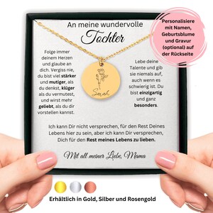 May include: A gold necklace with a round pendant featuring a rose and the name "Sarah" engraved on it. The necklace is displayed in a black box with a message for a daughter. The message reads: "An meine wundervolle Tochter. Folge immer deinem Herzen und glaube an dich. Vergiss nie, du bist viel stärker und mutiger, als du denkst, klüger als du vermutest, und wirst mehr geliebt, als du dir vorstellen kannst. Lebe deine Talente und gib sie niemals auf, auch wenn es schwierig ist. Du bist einzigartig und ganz besonders. Ich kann Dir nicht versprechen, für den Rest Deines Lebens hier zu sein, aber ich kann Dir versprechen, Dich für den Rest meines Lebens zu lieben. Mit all meiner Liebe, Mama. Erhältlich in Gold, Silber und Rosengold."