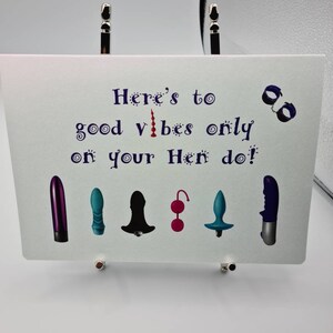 Tarjeta de felicitación de cumpleaños Good Vibes Only Hen Do, tamaño A5. Impresión de alta calidad en cartulina suave de 300 g/m². Incluye sobre tejido texturizado Conqueror.