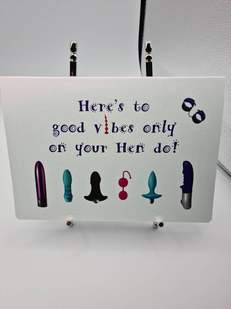 Tarjeta de felicitación de cumpleaños Good Vibes Only Hen Do, tamaño A5. Impresión de alta calidad en cartulina suave de 300 g/m². Incluye sobre tejido texturizado Conqueror. imagen 1