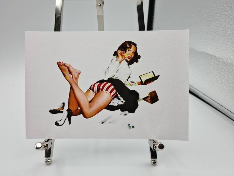 Może przedstawiać: Ilustracja w stylu vintage kobiety w czerwono-białej sp&oacute;dnicy w paski i białej bluzie. Siedzi na podłodze z nogami skrzyżowanymi i trzyma książkę w ręku.