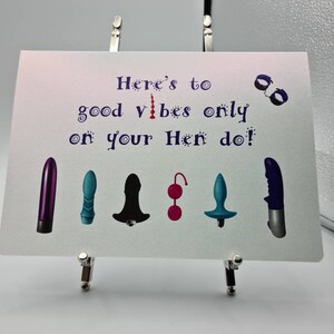 Tarjeta de felicitación de cumpleaños Good Vibes Only Hen Do, tamaño A5. Impresión de alta calidad en cartulina suave de 300 g/m². Incluye sobre tejido texturizado Conqueror. imagen 2