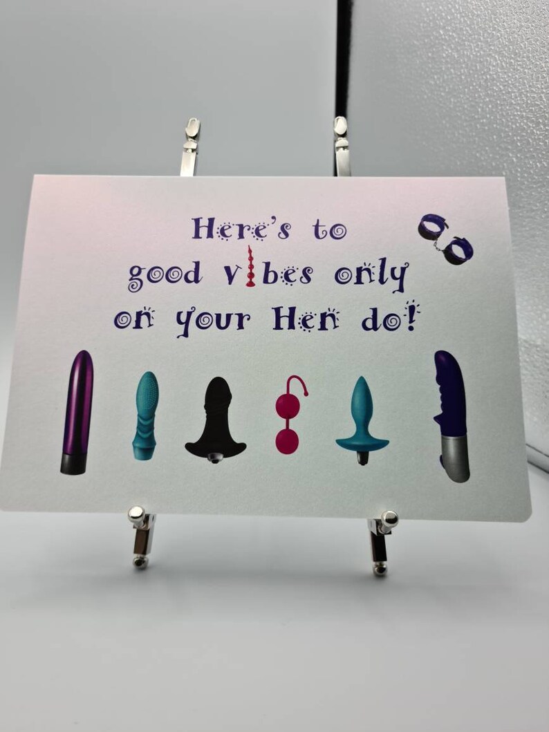 Tarjeta de felicitación de cumpleaños Good Vibes Only Hen Do, tamaño A5. Impresión de alta calidad en cartulina suave de 300 g/m². Incluye sobre tejido texturizado Conqueror. imagen 2