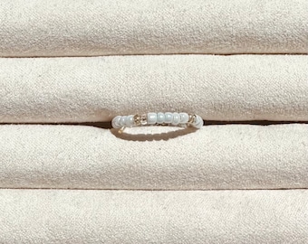 伸縮性のあるプラスチック製の調節可能な青と金のビーズリング