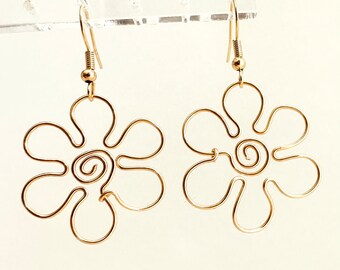 Zestaw kolczyków z drutu złotego w kształcie stokrotki