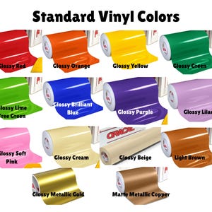 Puede incluir: Una colecci&oacute;n de catorce rollos de vinilo adhesivo etiquetados como Standard Vinyl Colors, con varios acabados brillantes en rojo, naranja, amarillo, verde, lima, azul, morado, lila, rosa, crema, beige, marr&oacute;n claro, oro met&aacute;lico y cobre mate.