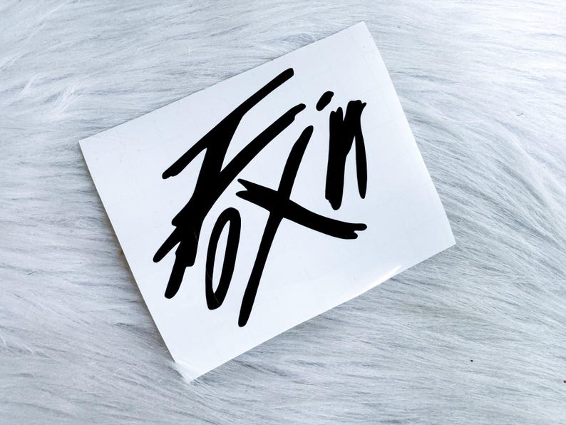 Puede incluir: Una calcoman&iacute;a rectangular blanca que presenta el texto negro "FOX" escrito en una fuente de estilo pincelada, audaz, dentada y estilizada. Las letras est&aacute;n interconectadas con l&iacute;neas n&iacute;tidas y angulares, creando un dise&ntilde;o gr&aacute;fico din&aacute;mico.