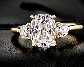 3.00 TCW 細長いクッションカットのモアッサナイトの婚約指輪、クッションカットの3石ダイヤモンドリング、記念日の指輪、彼女への結婚指輪の贈り物