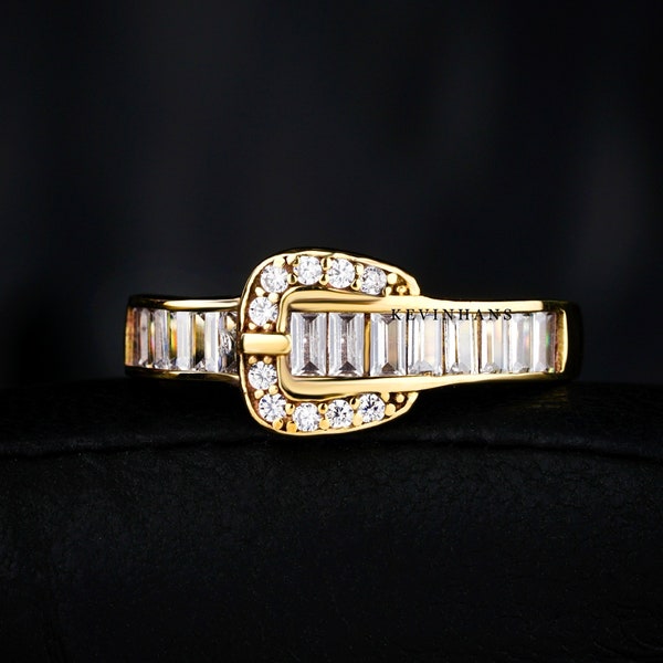 Buckle Ring, Baguette Cut Moissanite Buckle Ring, 14K Gelbgold Unisex Ring für Männer und Frauen, Lünette Set Diamant Buckle Ring Band