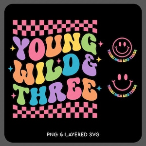 以下が含まれることがあります： 黒い背景に、カラフルな文字で「YOUNG WILD & THREE」と書かれています。ピンクと黒の市松模様がテキストを囲んでいます。「YOUNG WILD AND THREE」というテキストが入ったスマイリーフェイスのグラフィックも2つ含まれています。