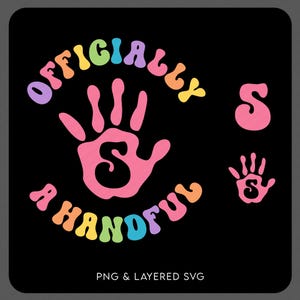 Könnte beinhalten: Schwarze Grafik mit dem Text "OFFICIALLY A HANDFUL" in Regenbogenfarben, umgeben von einem rosa Handabdruck mit dem Buchstaben "S" darin. Enthält ein rosa "S" und einen kleineren Handabdruck mit einem "S".